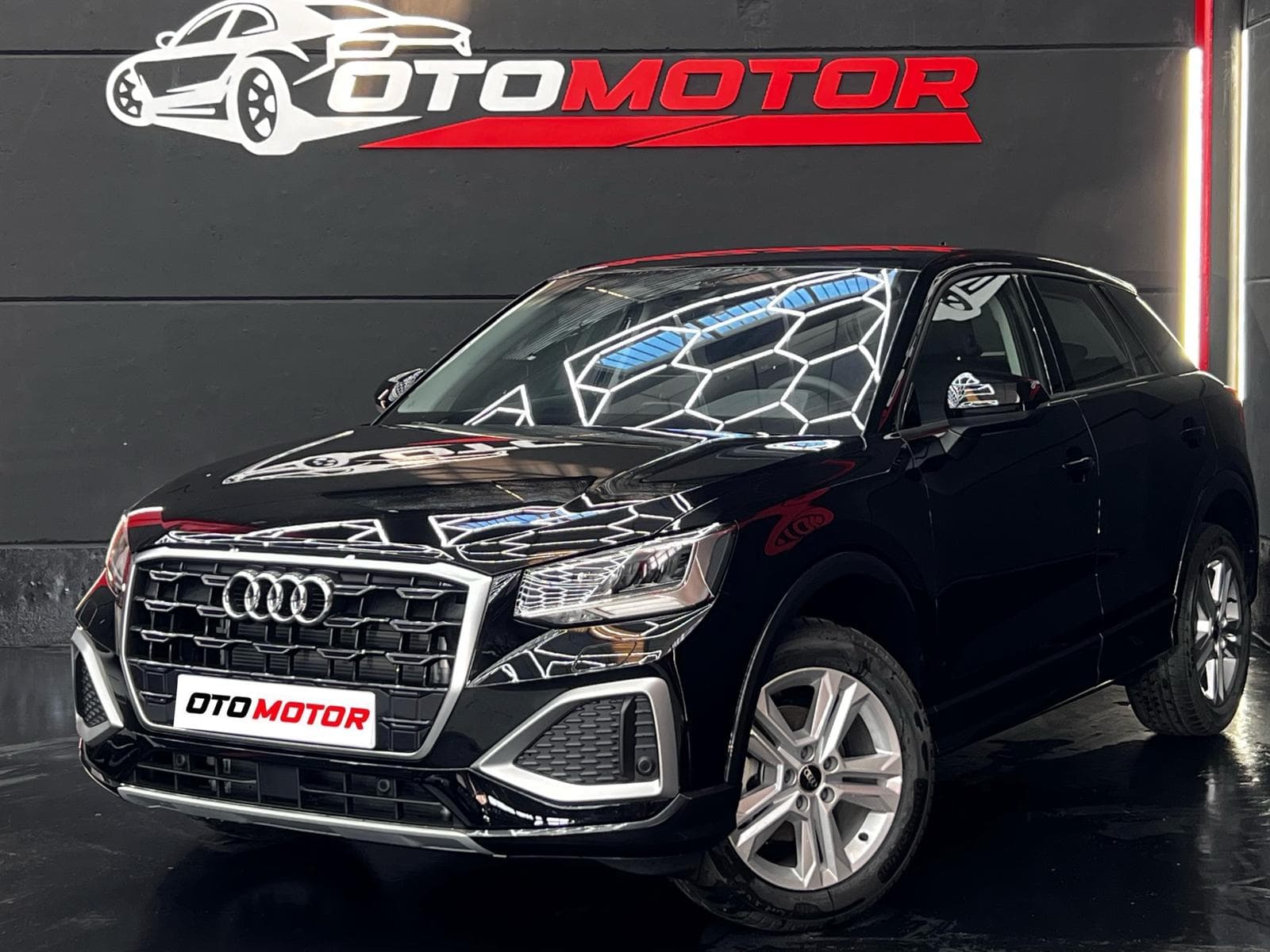 Audi Q2 negro, vista frontal en showroom OtoMotor