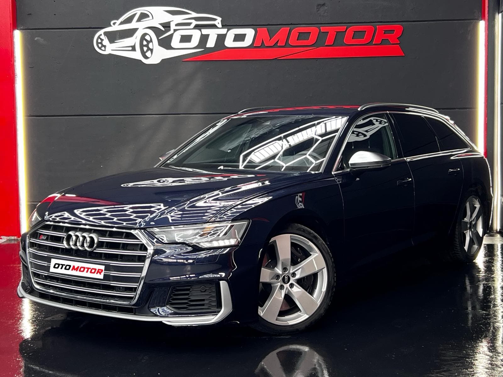 Audi S6 Avant azul marino, vista frontal en showroom OtoMotor