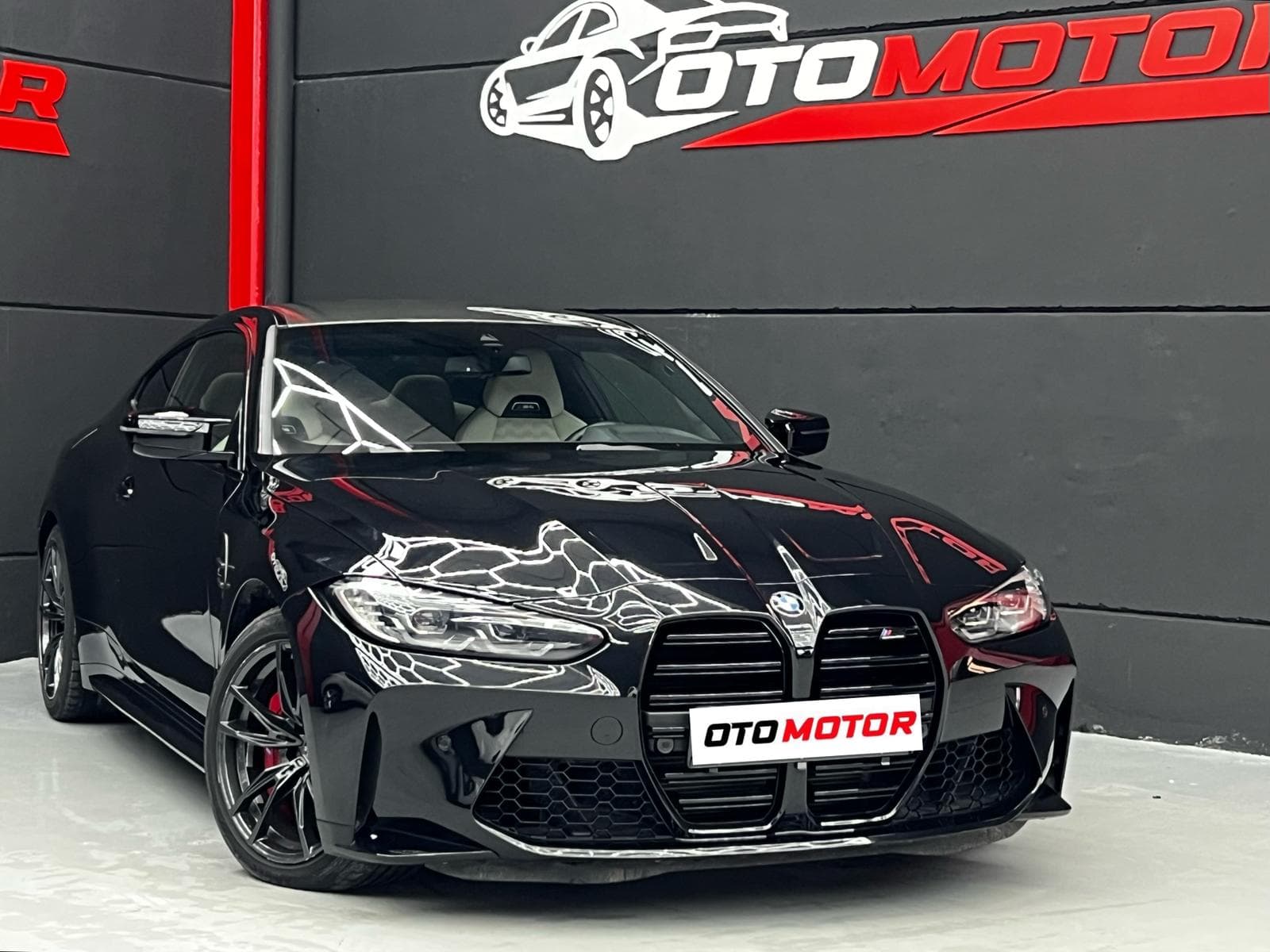 BMW M4 Competition negro 2023 vista frontal en OtoMotor