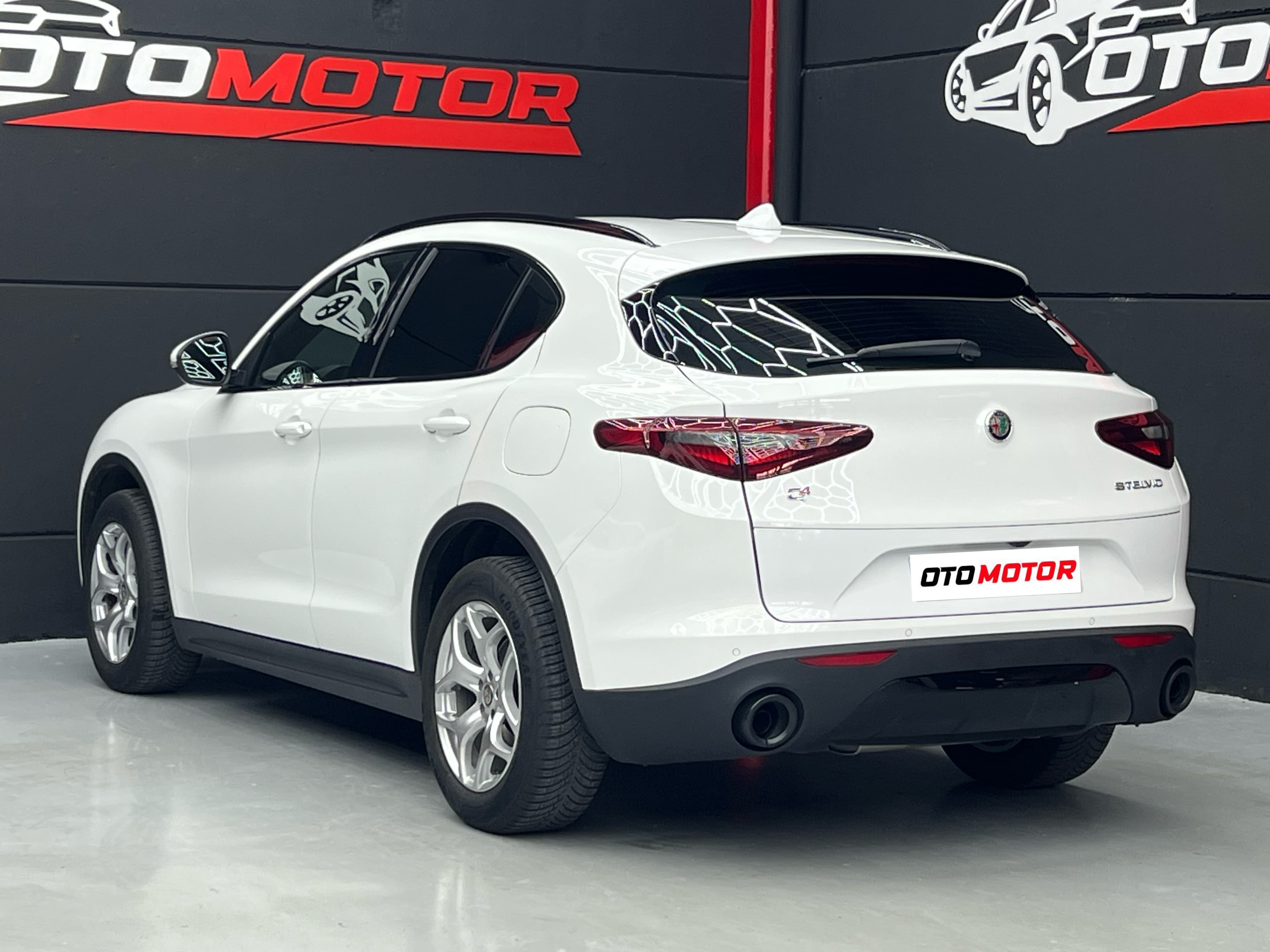 Alfa Romeo Stelvio blanco, vista trasera derecha