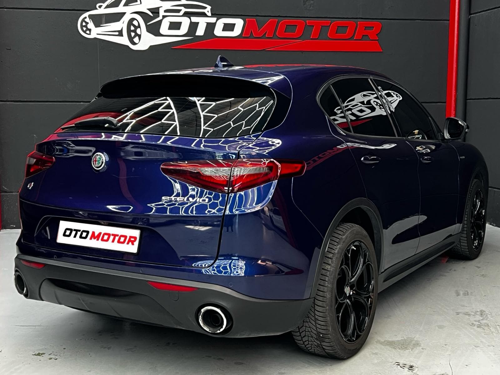 Alfa Romeo Stelvio azul, vista trasera izquierda