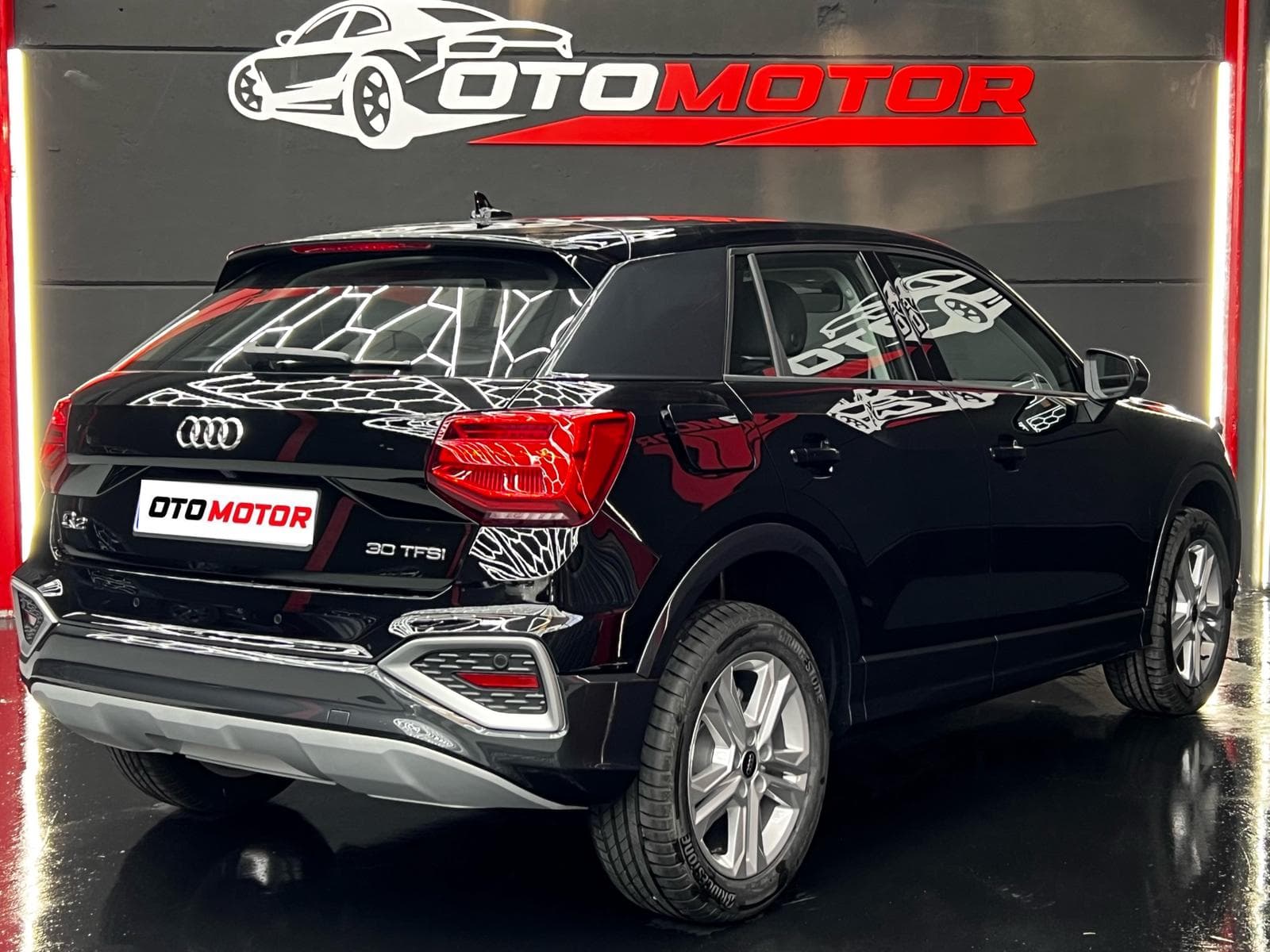 Audi Q2 negro, vista trasera derecha