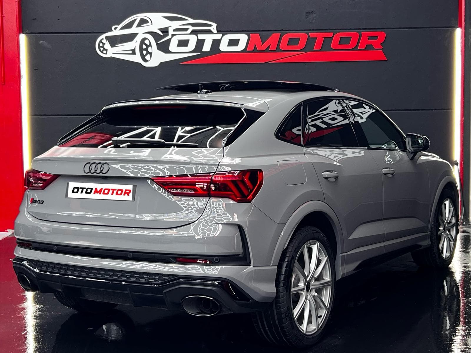 Audi RSQ3 Sportback negro, vista trasera izquierda