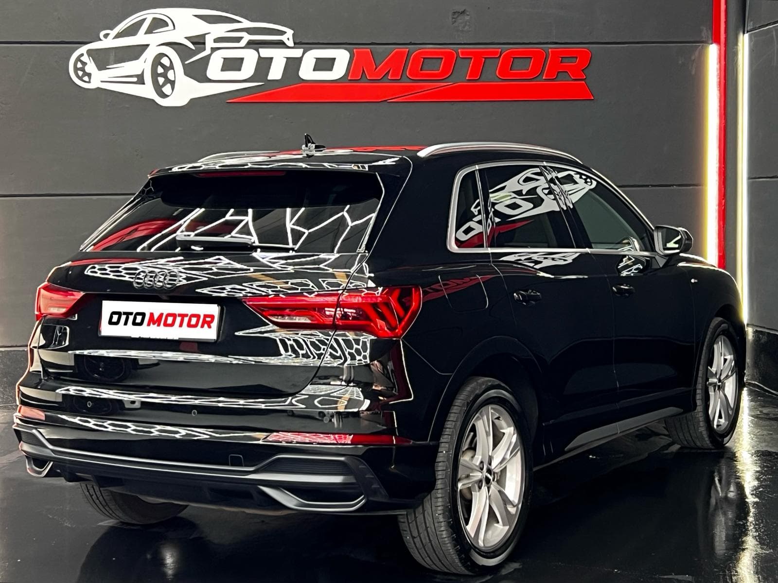 Audi Q3 S line negro, vista trasera derecha