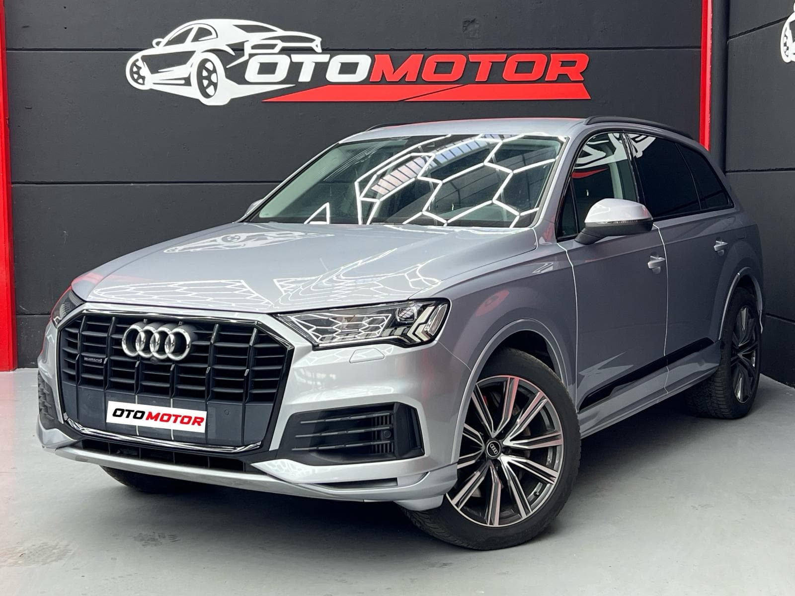 Audi Q7 55 TFSIe quattro — vista frontal izquierda (1/20)