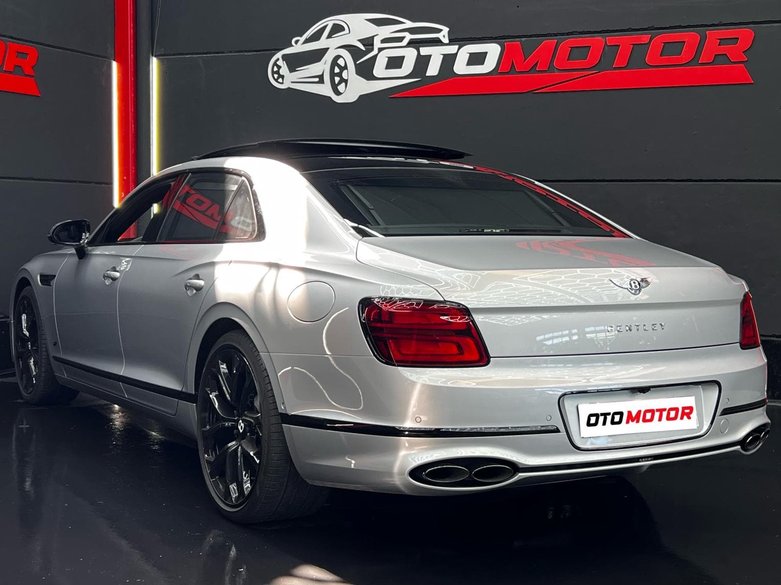 Bentley Flying Spur Hybrid gris, vista trasera izquierda