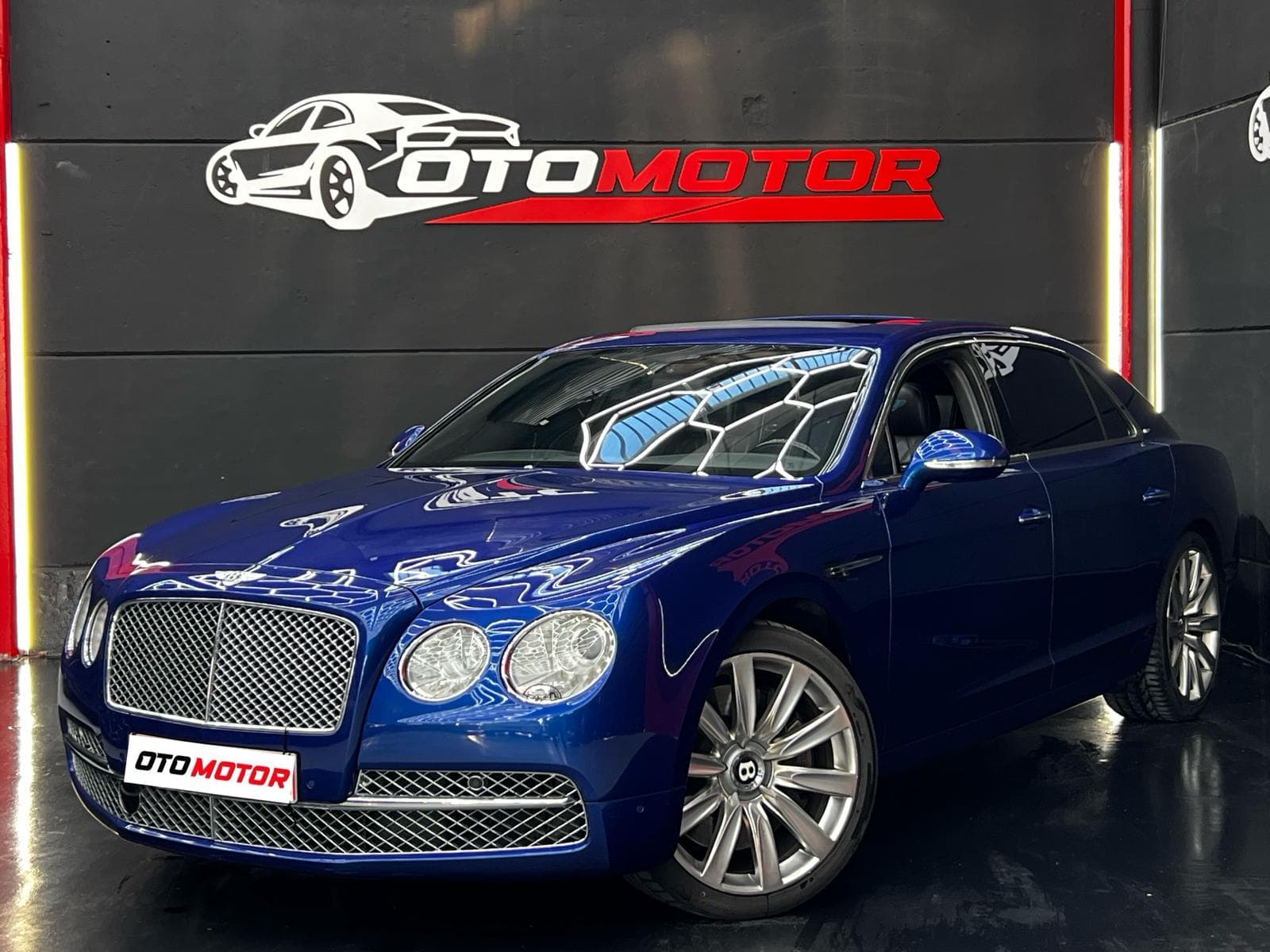 Bentley Flying Spur W12 — vista frontal izquierda (1/26)
