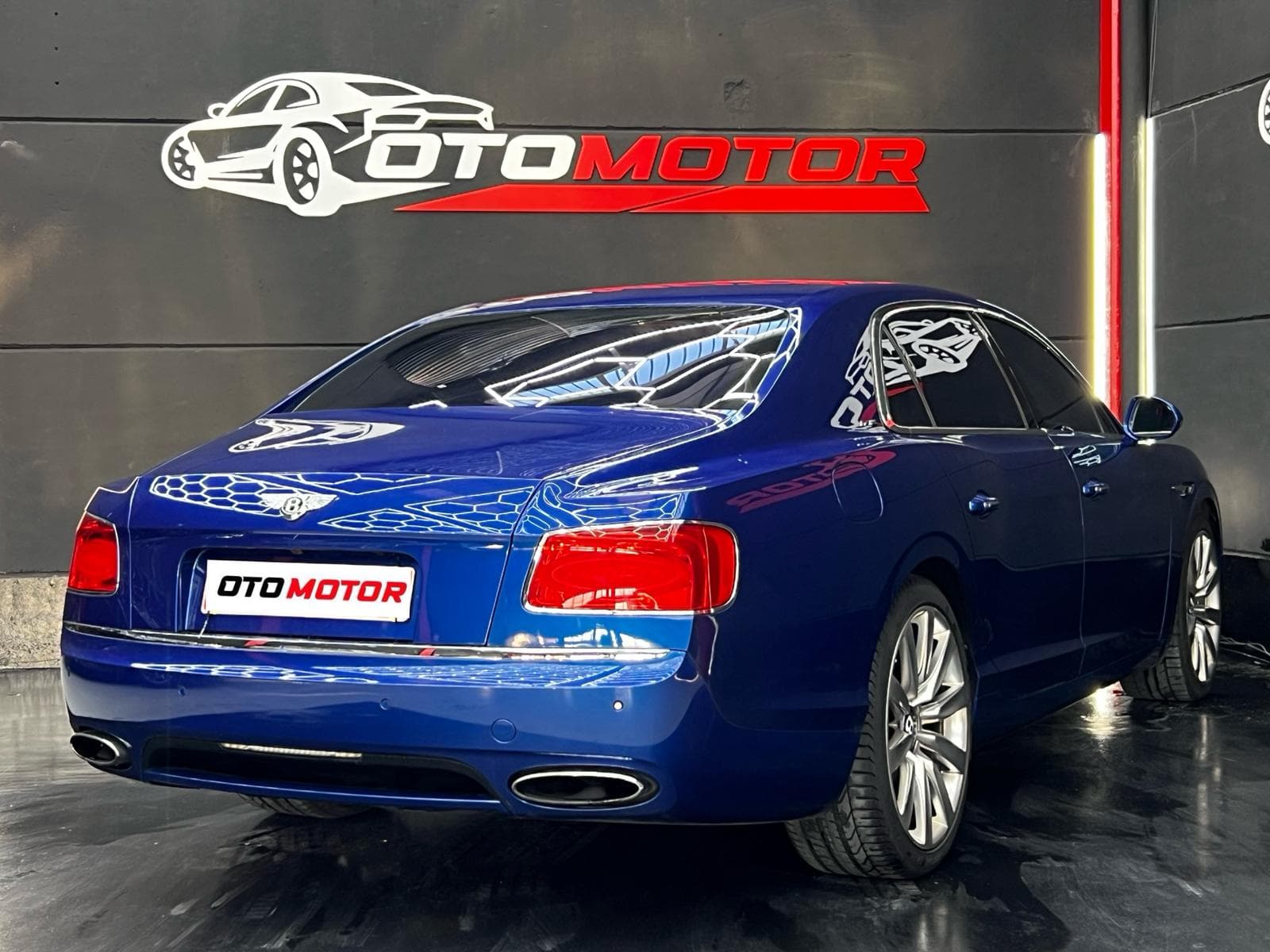 Bentley Flying Spur W12 azul, vista trasera izquierda