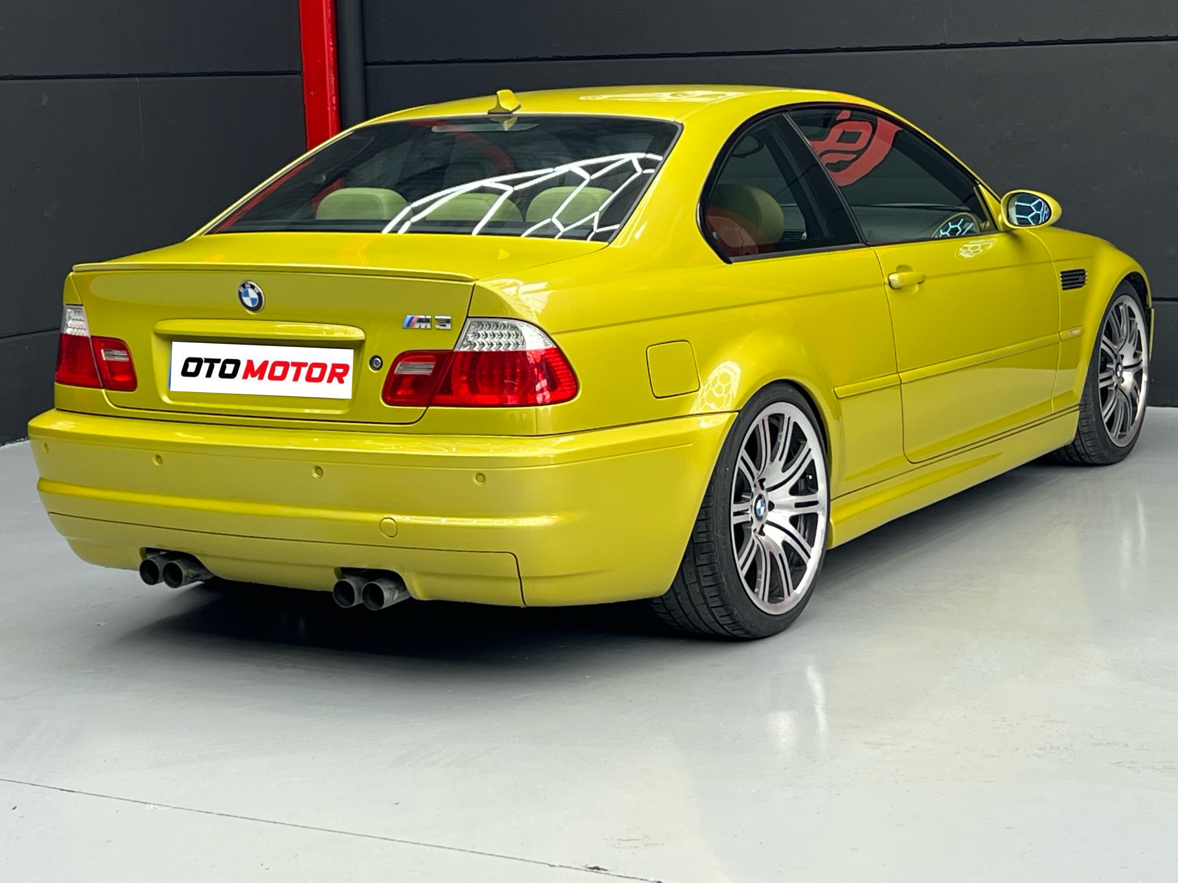 BMW M3 E46 Phoenix Yellow, vista trasera izquierda