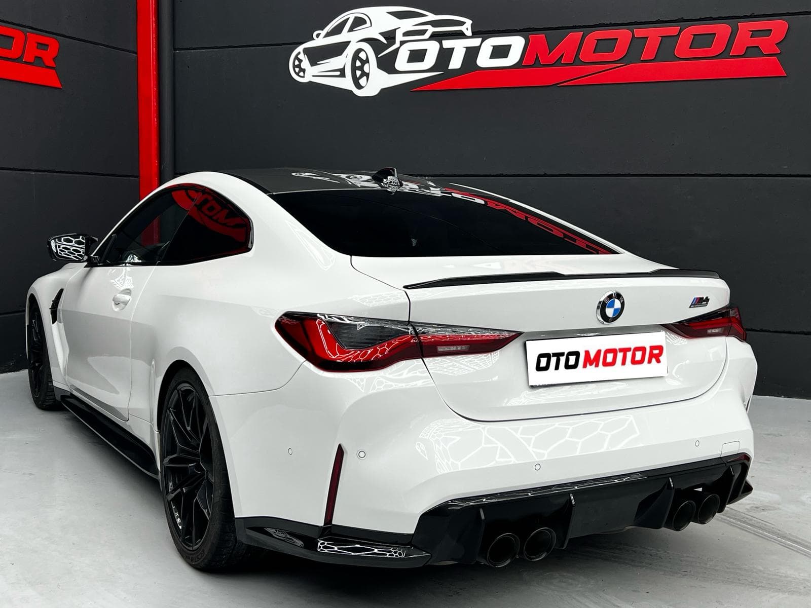 BMW M4 Competition blanco vista trasera izquierda