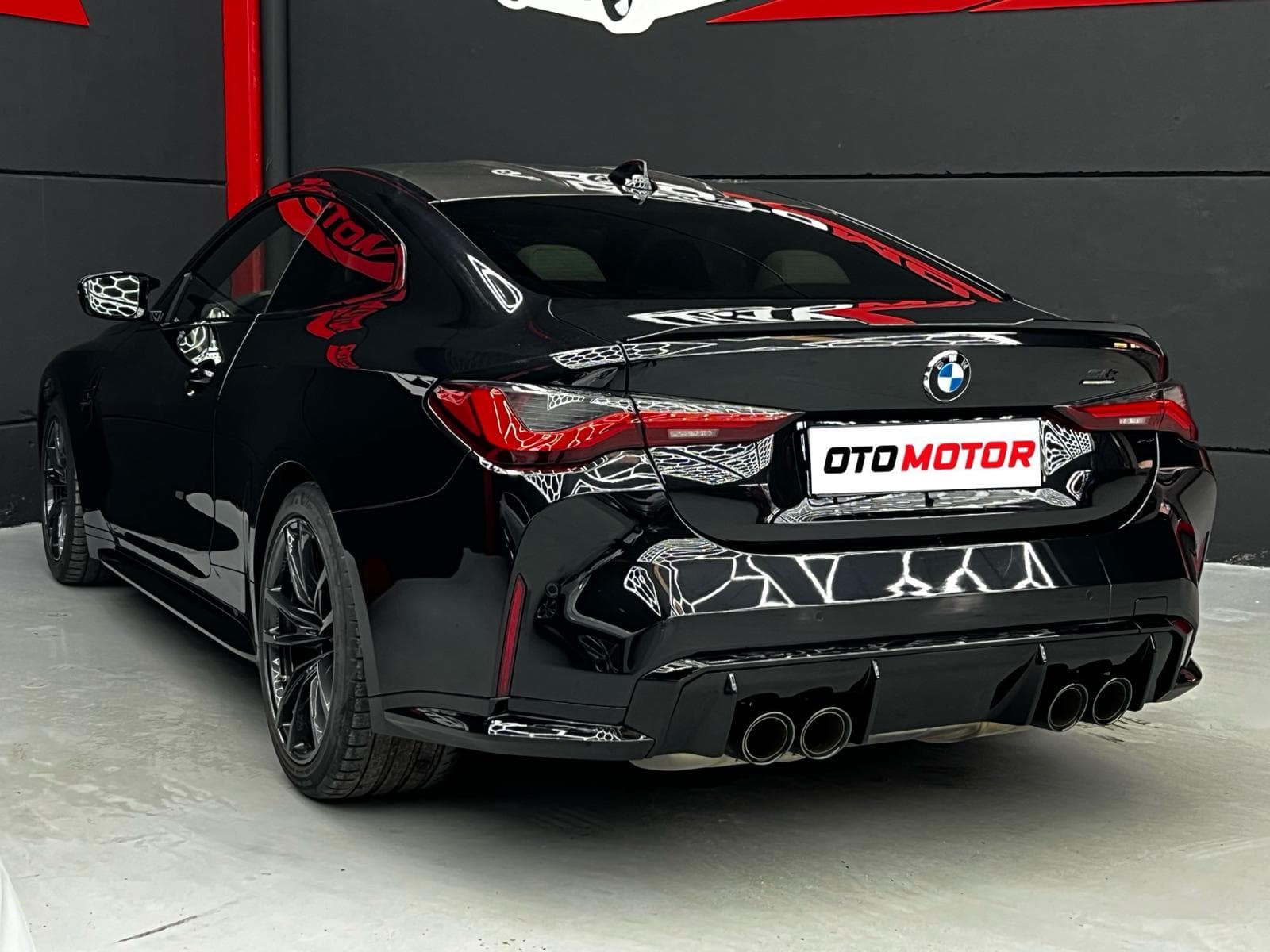 BMW M4 Competition negro vista trasera izquierda