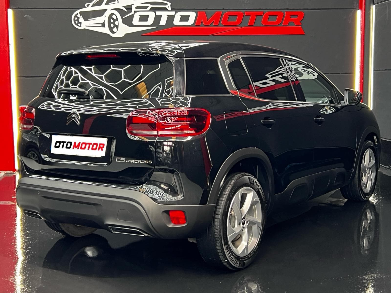 Citroën C5 Aircross negro, vista trasera derecha