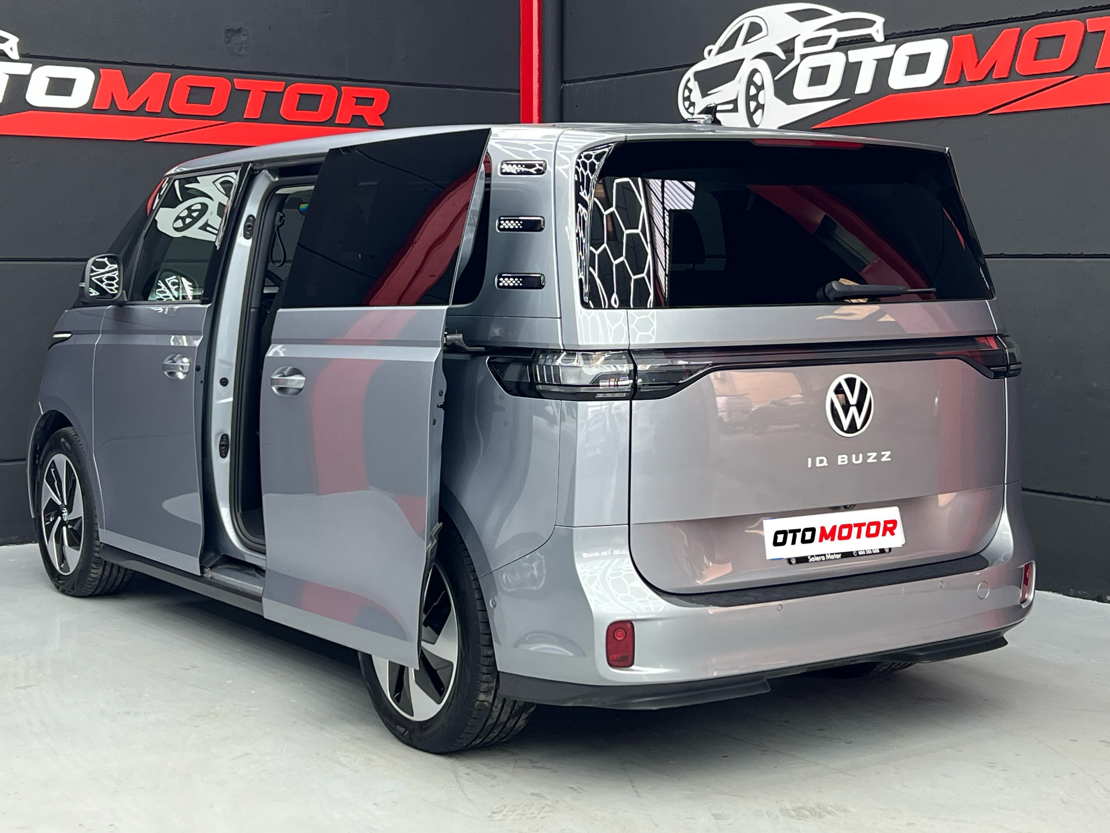 Volkswagen ID.Buzz gris 2024, puerta lateral corredera abierta