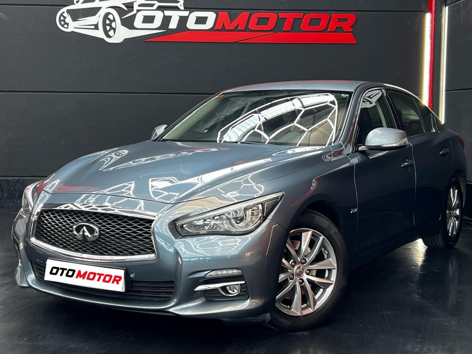 Infiniti Q50 2.2d — vista frontal izquierda (1/23)