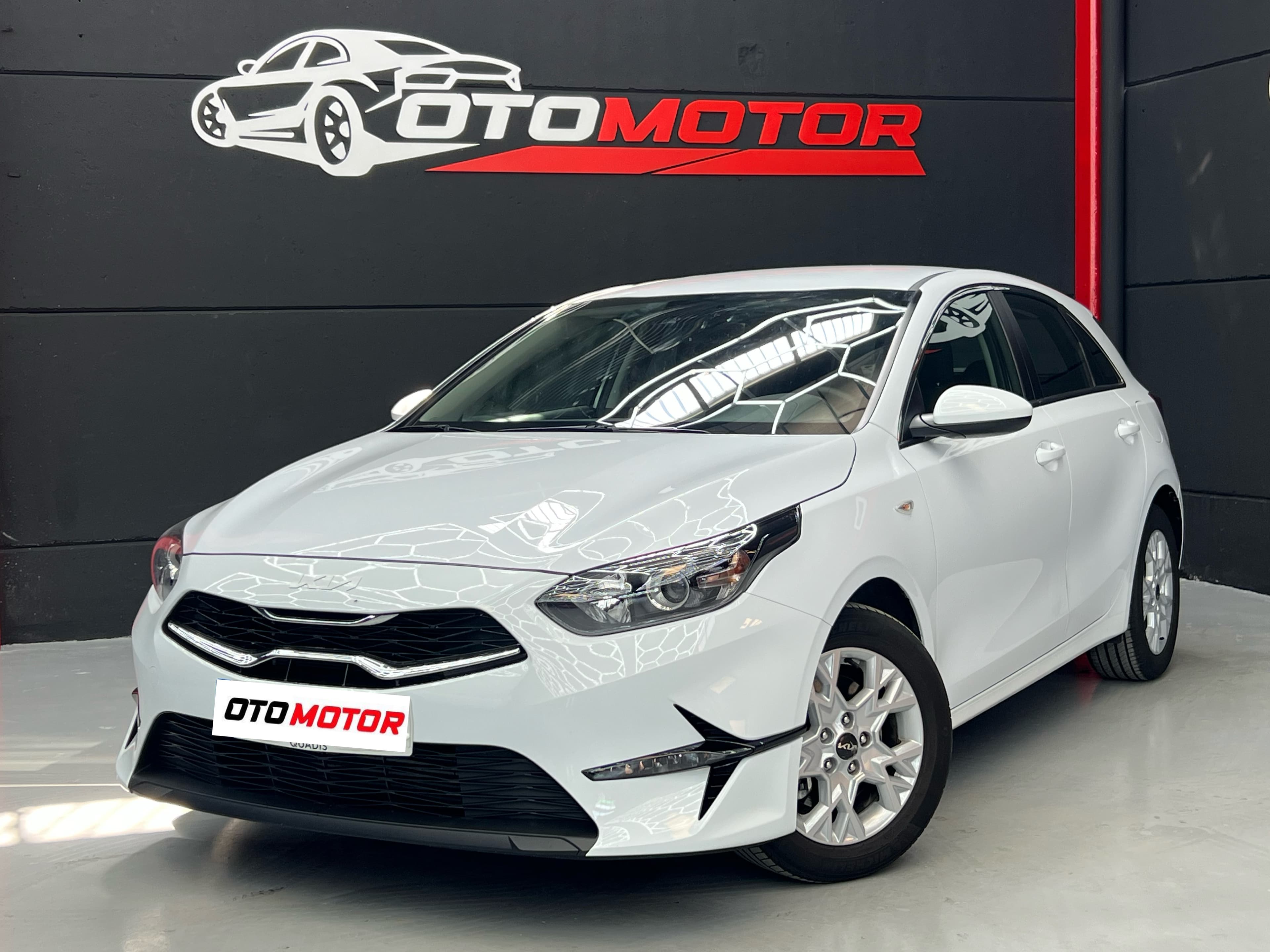 KIA Ceed blanco 2025, vista delantera izquierda