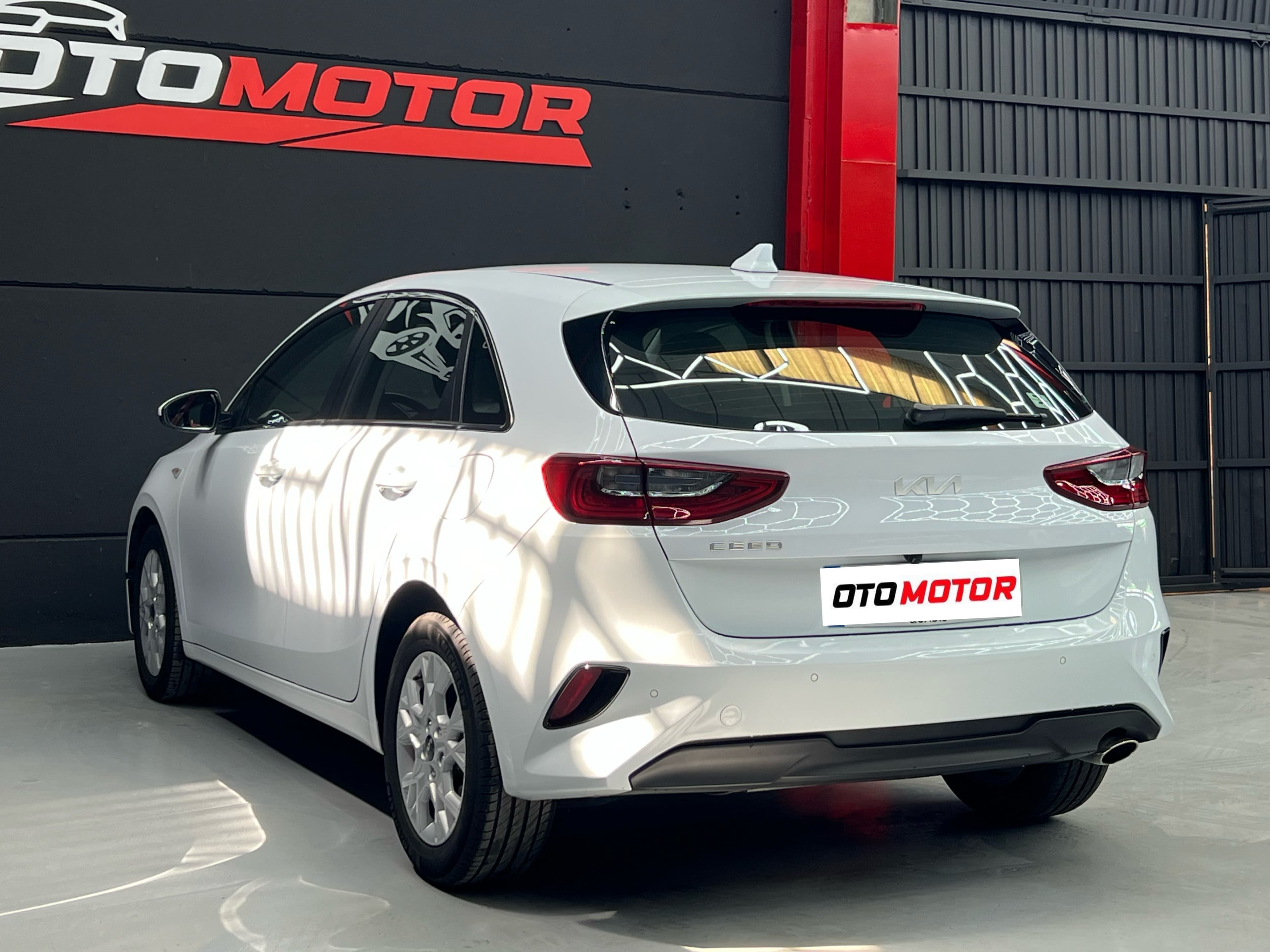 KIA Ceed blanco 2025, vista trasera izquierda
