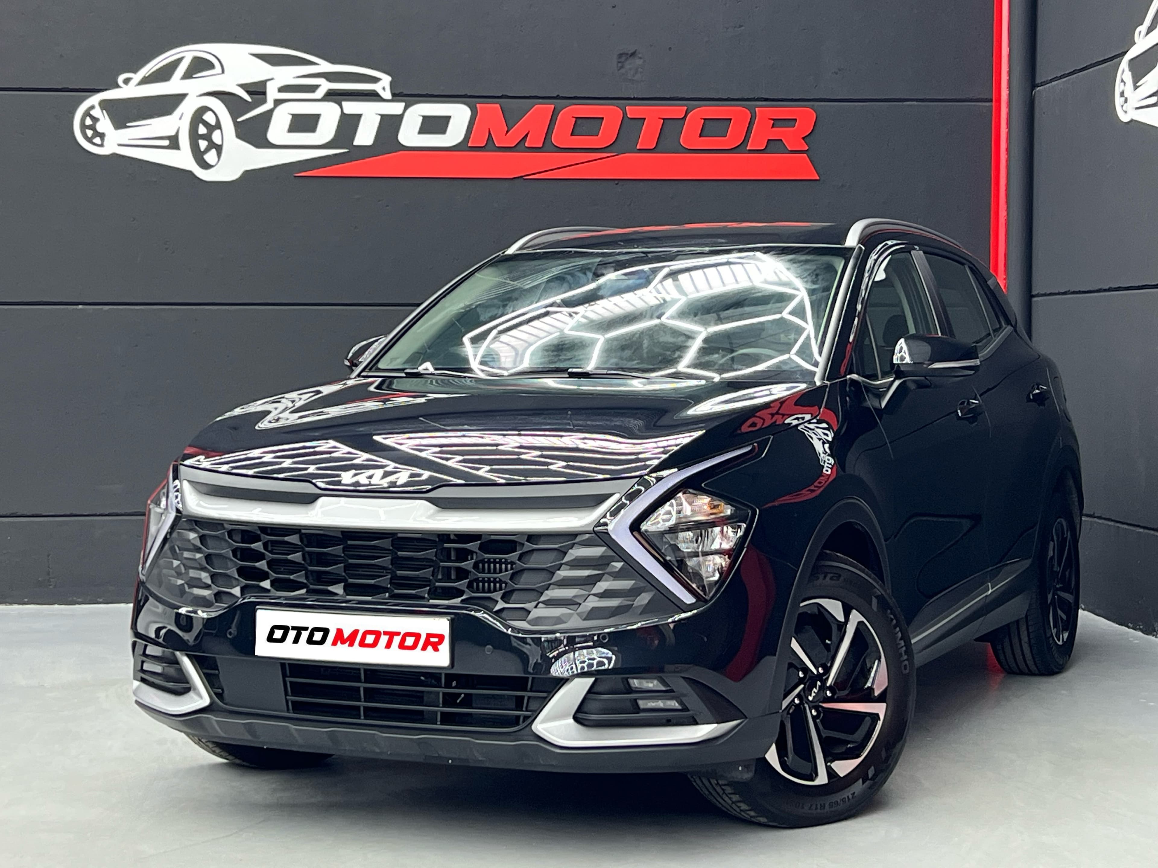 KIA Sportage negro 2023, vista delantera izquierda