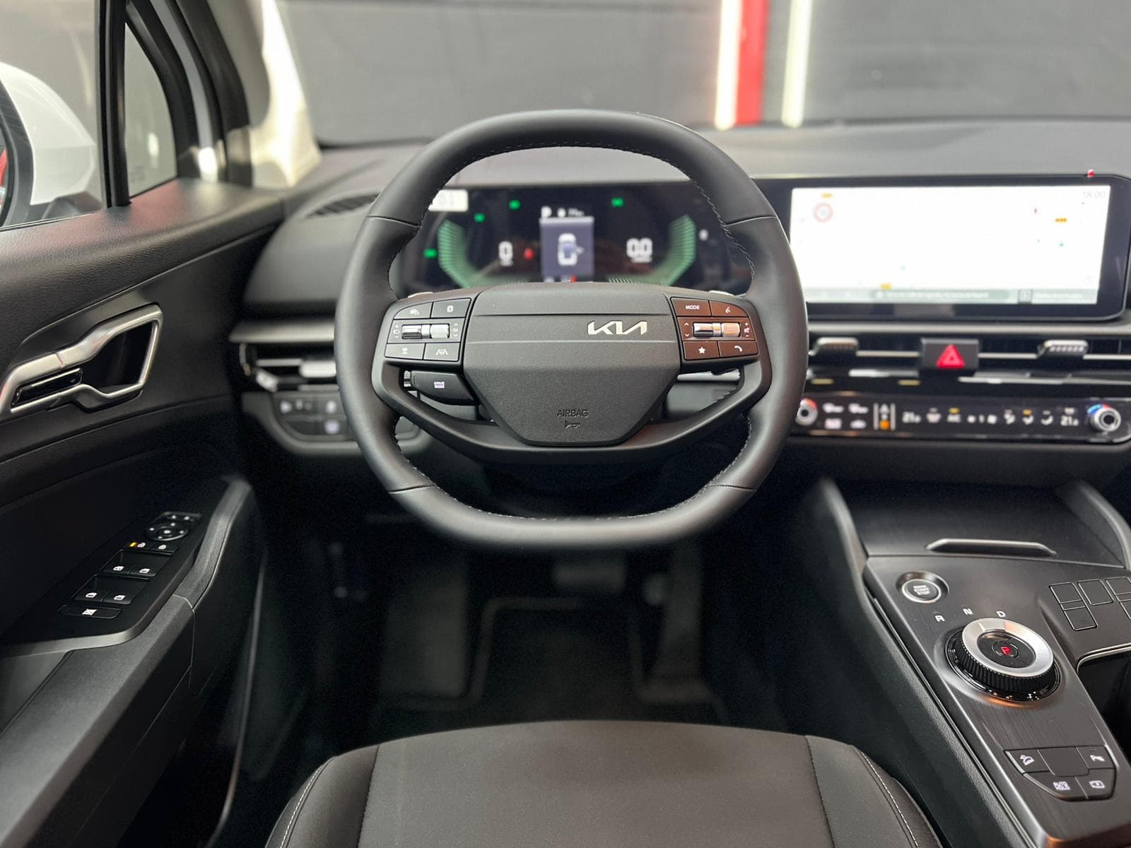 Interior KIA Sportage HEV 2026, volante multifunción y cuadro digital