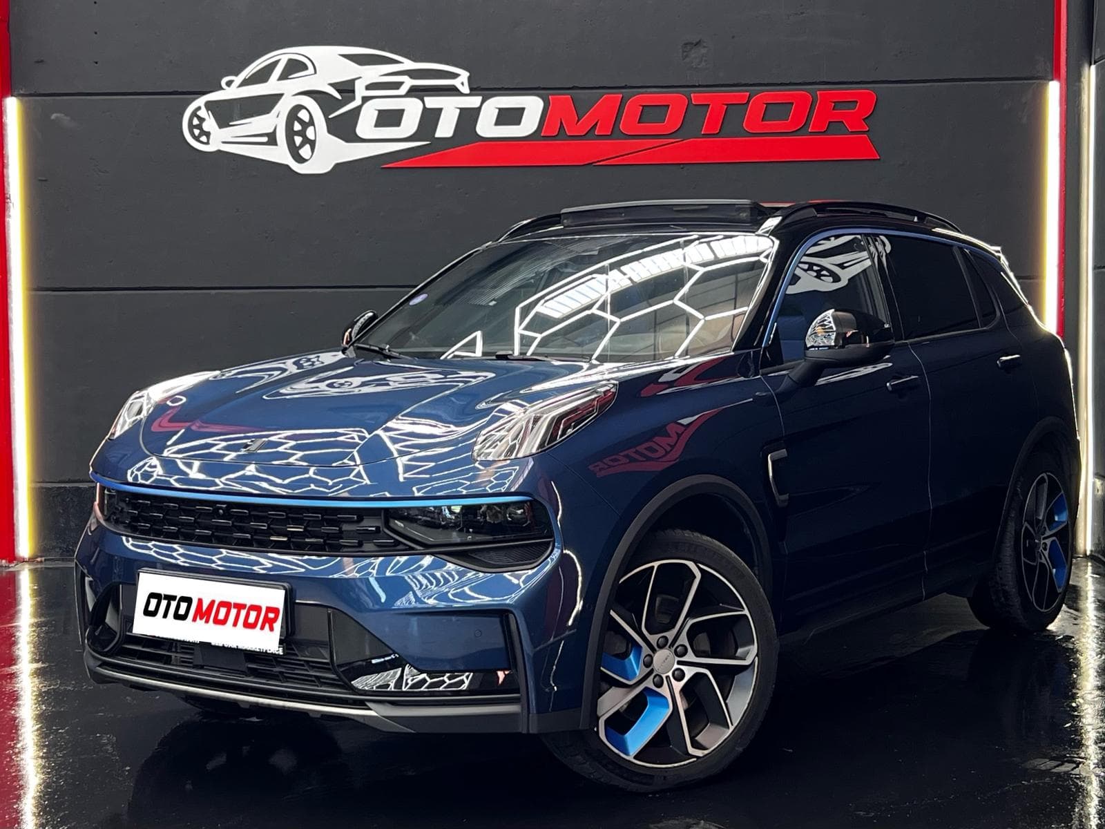 Lynk & Co 01 PHEV 2023 — vista frontal izquierda (1/26)