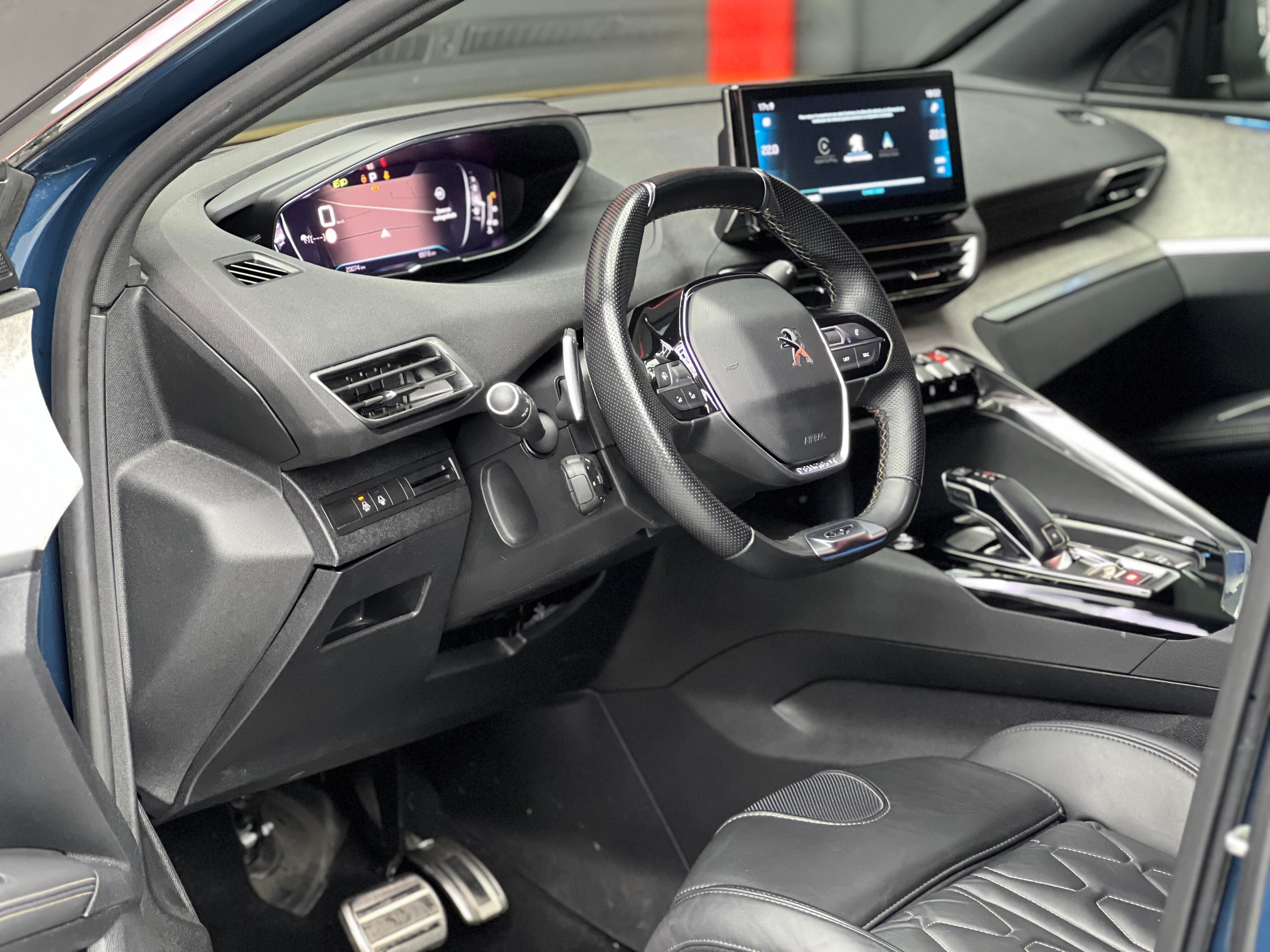 Interior Peugeot 5008 GT azul marino 2023, salpicadero y volante