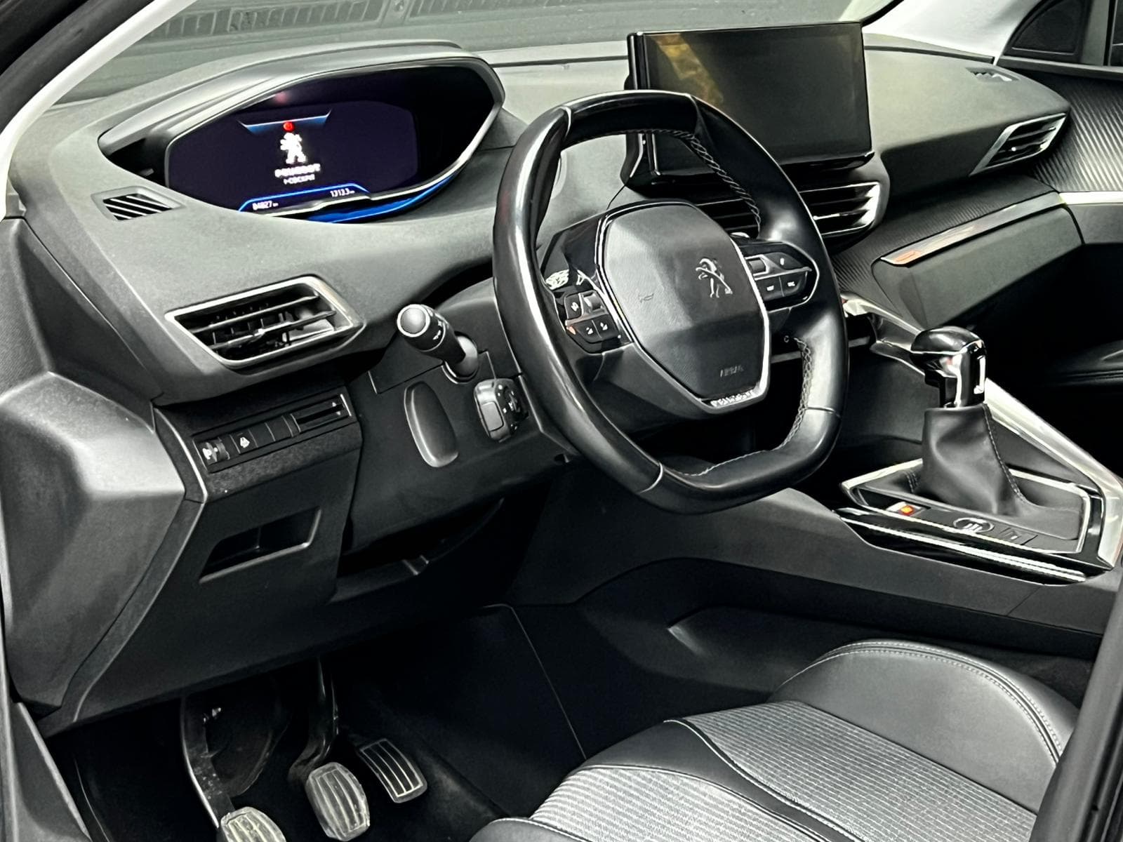 Interior Peugeot 3008 gris 2022 Style, i-Cockpit y pantalla táctil