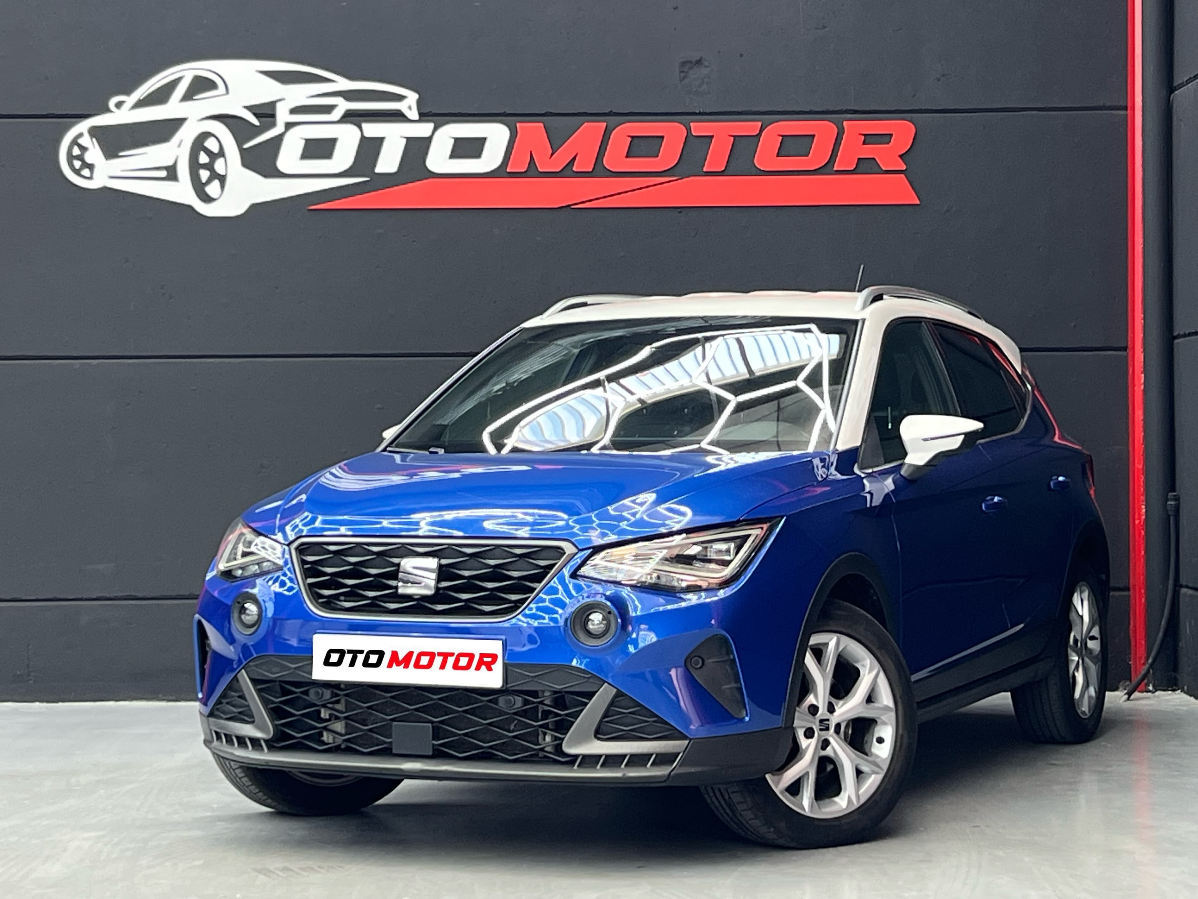 SEAT Arona FR azul bicolor con techo blanco, vista frontal izquierda en Otomotor