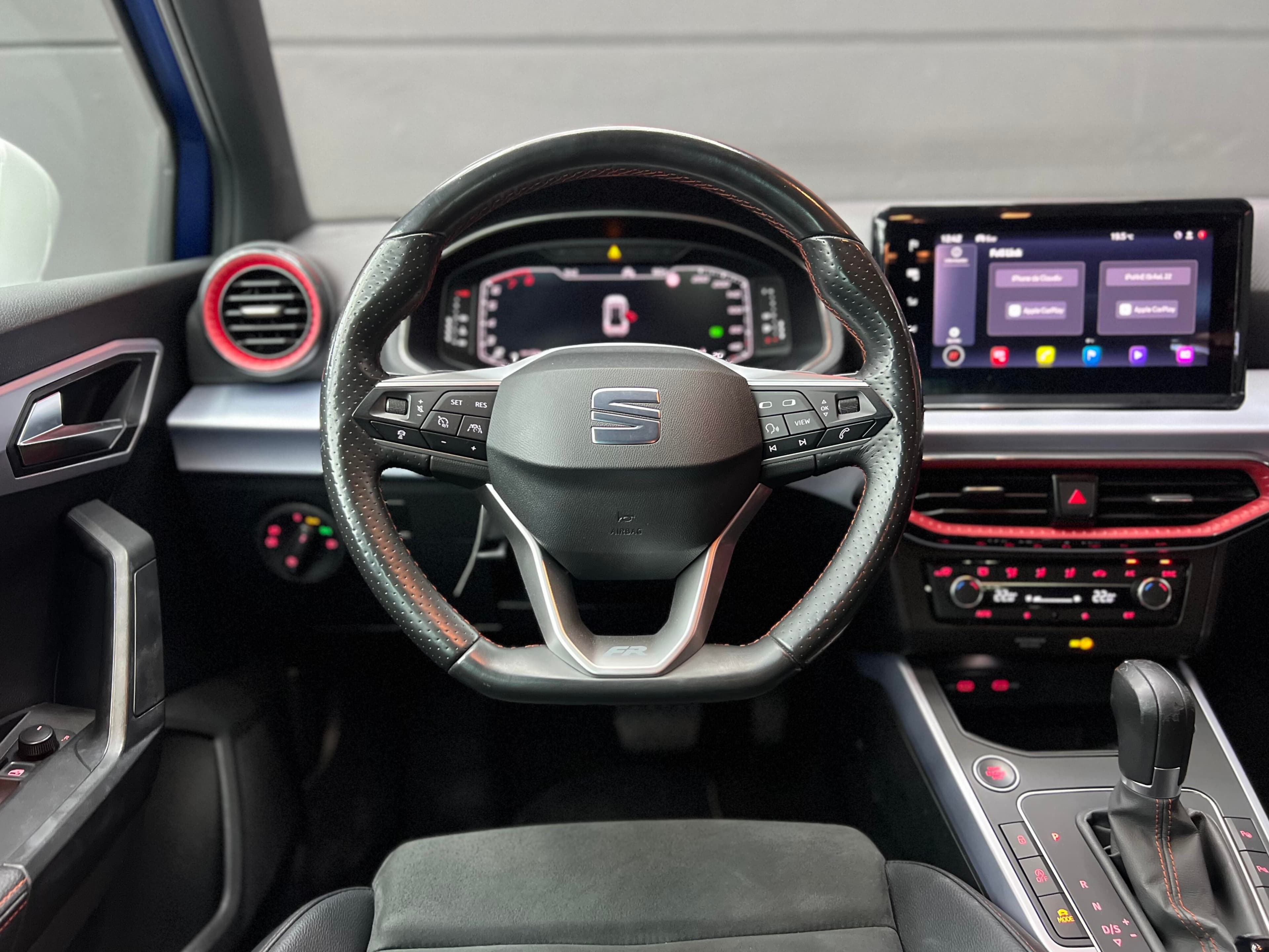 Interior SEAT Arona FR azul con cuadro digital, pantalla táctil y volante deportivo