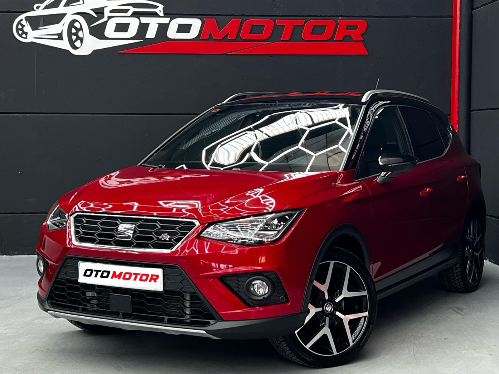 SEAT Arona FR rojo con llantas bicolor, vista frontal izquierda en Otomotor