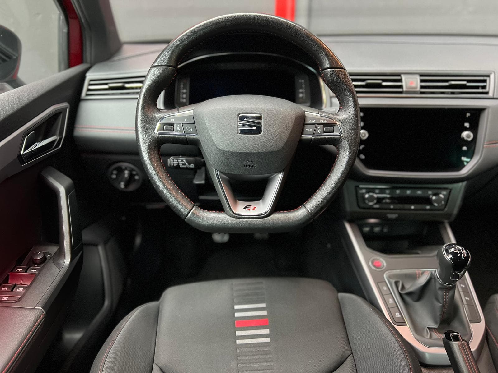 Interior SEAT Arona FR rojo con Virtual Cockpit y volante deportivo FR
