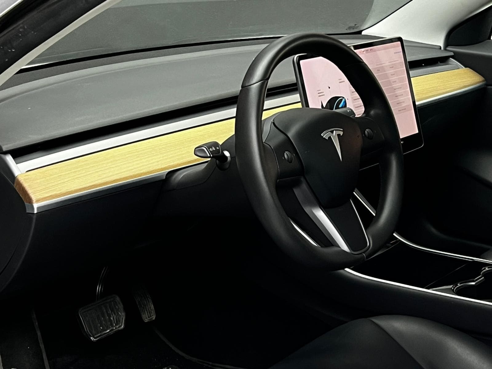 Interior Tesla Model 3 con pantalla central 15,4" y salpicadero minimalista