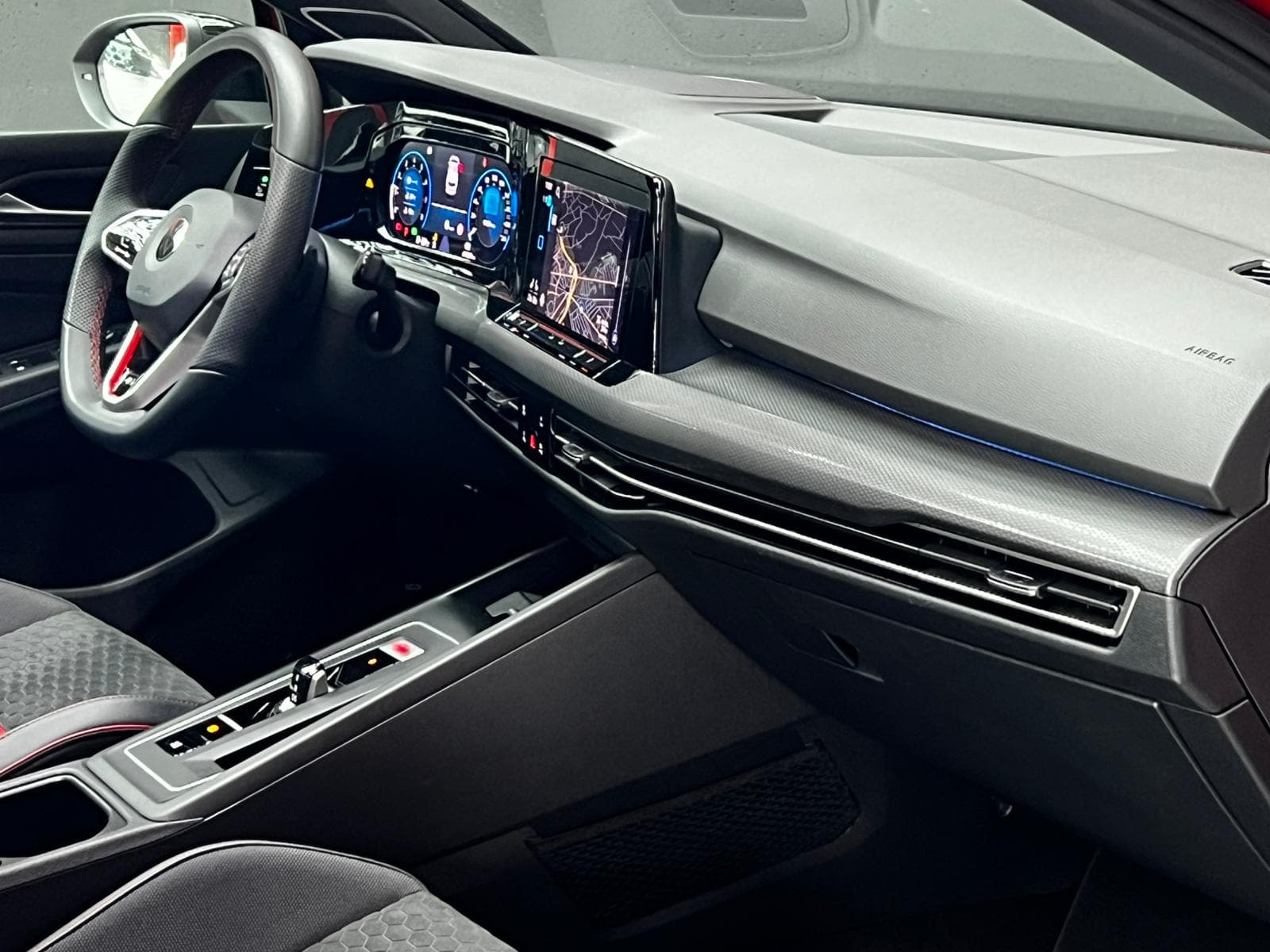 Interior Golf GTI Clubsport 45 con salpicadero minimalista, Virtual Cockpit y pantalla central 10"
