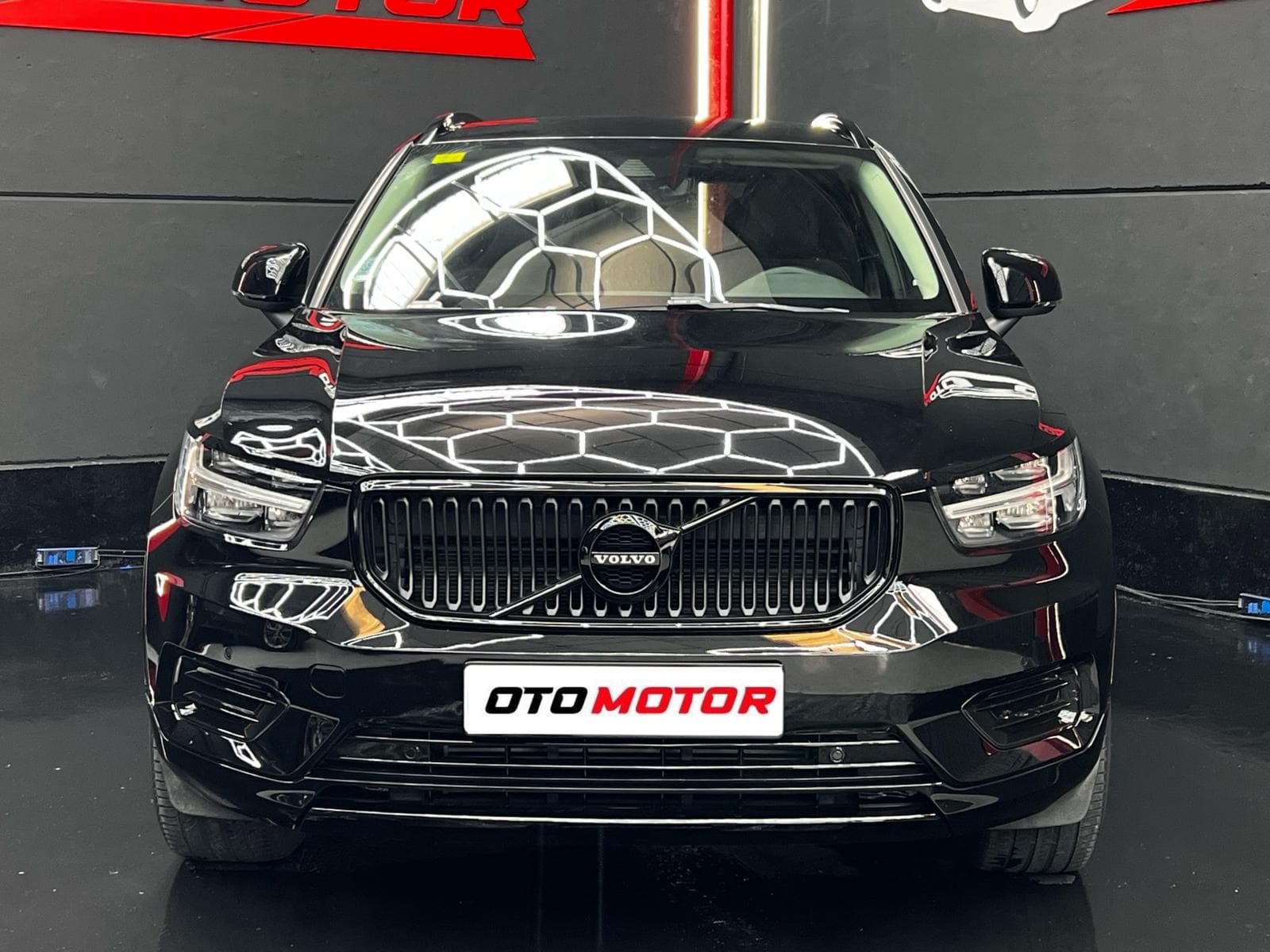 Volvo XC40 T3 Momentum — vista frontal (1/16)