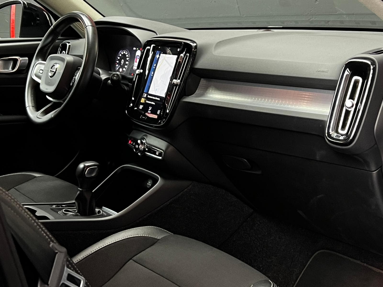 Interior Volvo XC40 negro con pantalla Sensus 9", salpicadero escandinavo y asientos de cuero