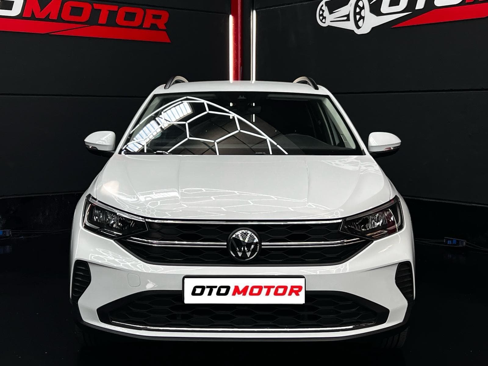 Volkswagen Taigo blanco 2025 vista frontal en Otomotor
