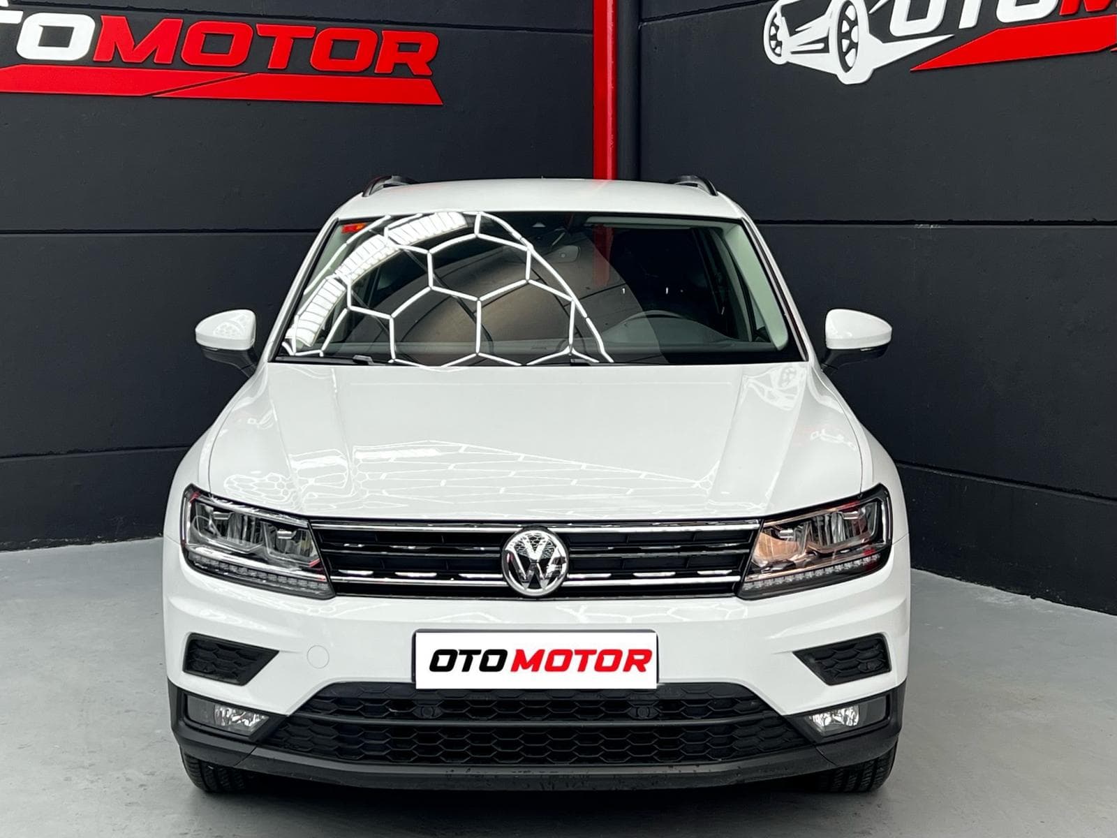 Volkswagen Tiguan blanco 2020 vista frontal en Otomotor